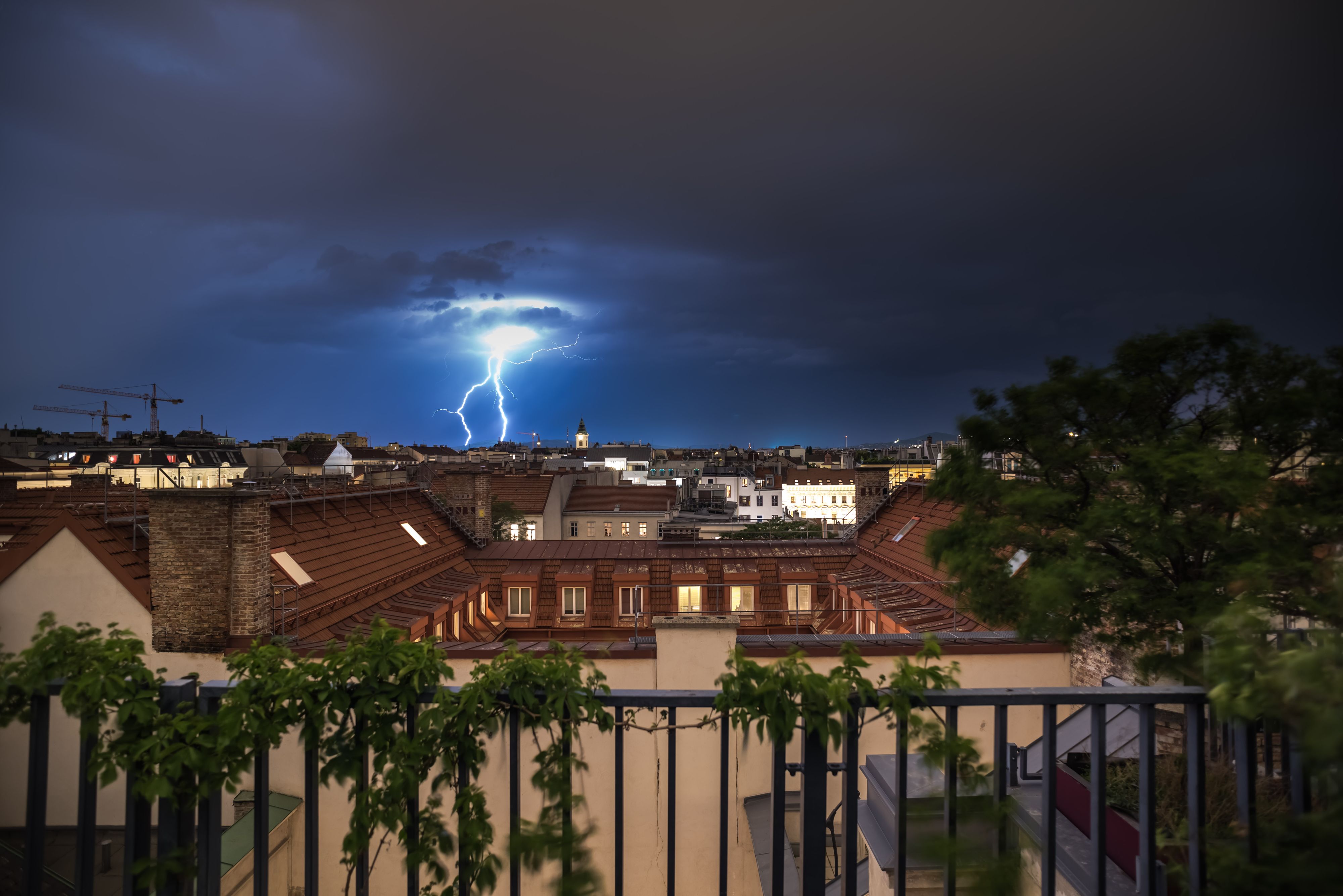 Wetterleuchten und Blitze bei einem Gewitter über Wien. Archivbild