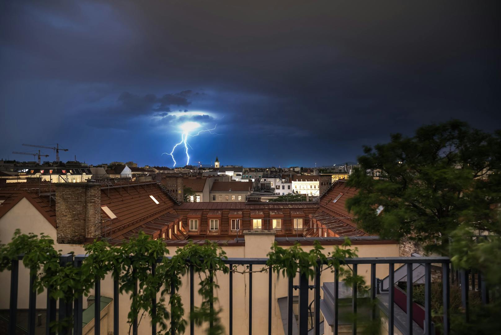 Wetterleuchten und Blitze bei einem Gewitter über Wien. Archivbild