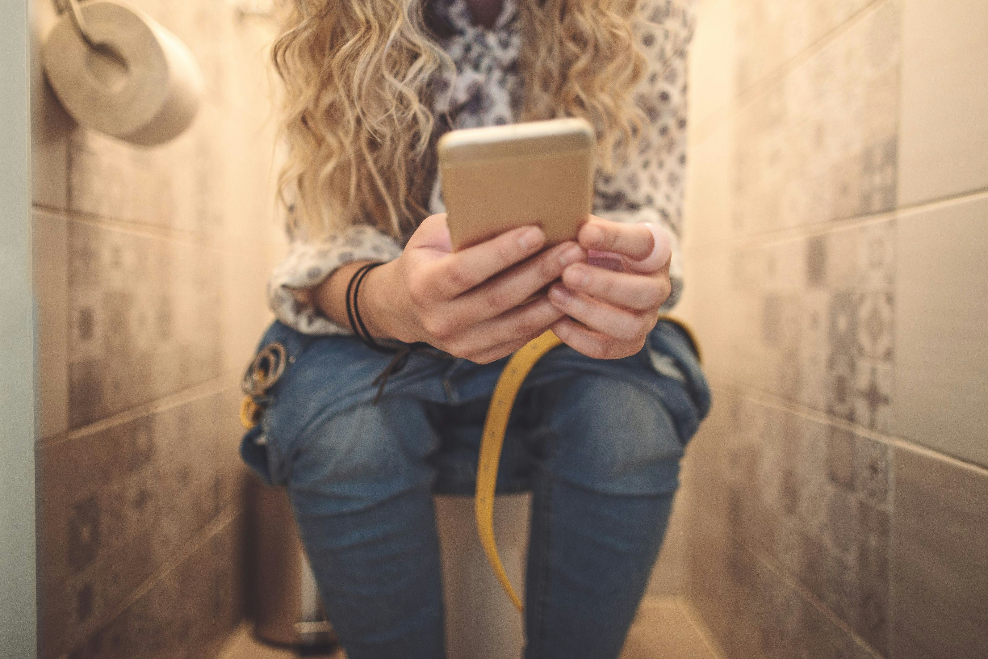 Zoom-Unterricht am Klo: Ein Bildungsexperte packt über prekäre Zustände aus.