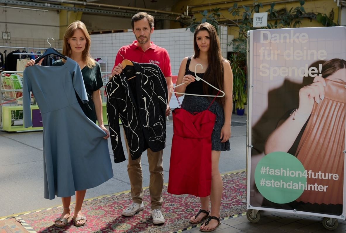 Schauspielerin Valerie Huber, Klaus Schwertner, geschäftsführender Caritasdirektor der Erzdiözese Wien, und Jasmin Lang, Klimaaktivistin von Fridays For Future zeigen die Kleidungsstücke (vl).Foto: Caritas der Erzdiözese Wien