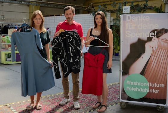 Schauspielerin Valerie Huber,&nbsp;Caritasdirektor Klaus Schwertner und Jasmin Lang, Klimaaktivistin von Fridays For Future zeigen die Kleidungsstücke.