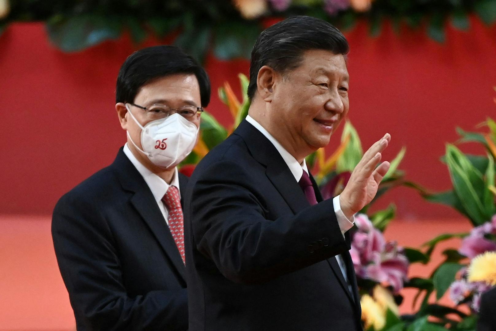 Chinas Präsident Xi Jinping nahm John Lee den Amtseid als neuer Regierungschef Hongkongs ab.