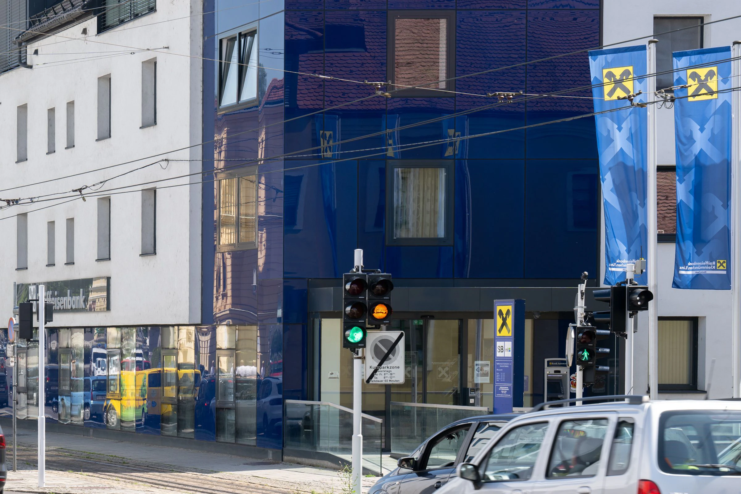 In der Nähe dieser Bankfiliale soll der Mann die 50-Jährige überfallen haben.