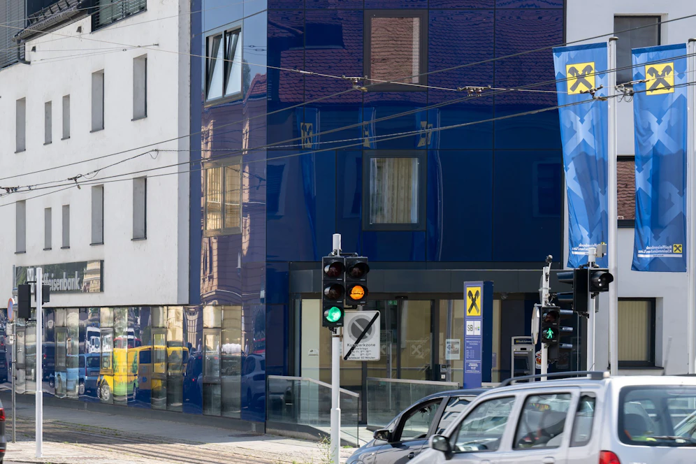 In der Nähe dieser Bankfiliale soll der Mann die 50-Jährige überfallen haben.
