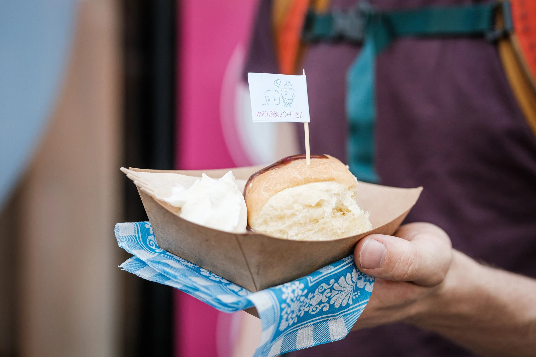 Das neueste Produkt der Vollpension: Die Eisbuchtel-to-go.