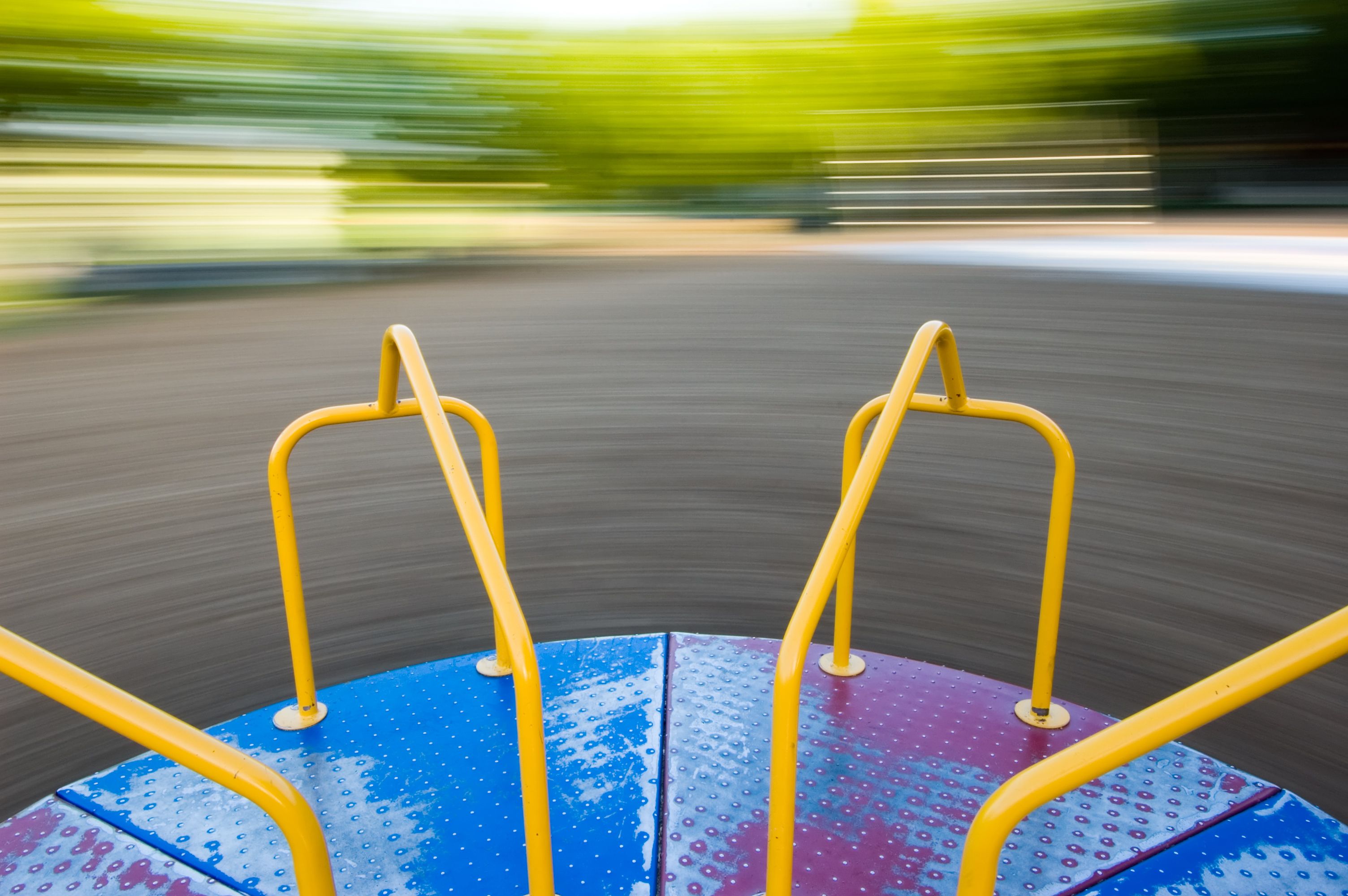 Beim Spielen war der 13-Jährige mit seinem Arm in die beweglichen Teile eines Karussells geraten und wurde dabei eingeklemmt. 