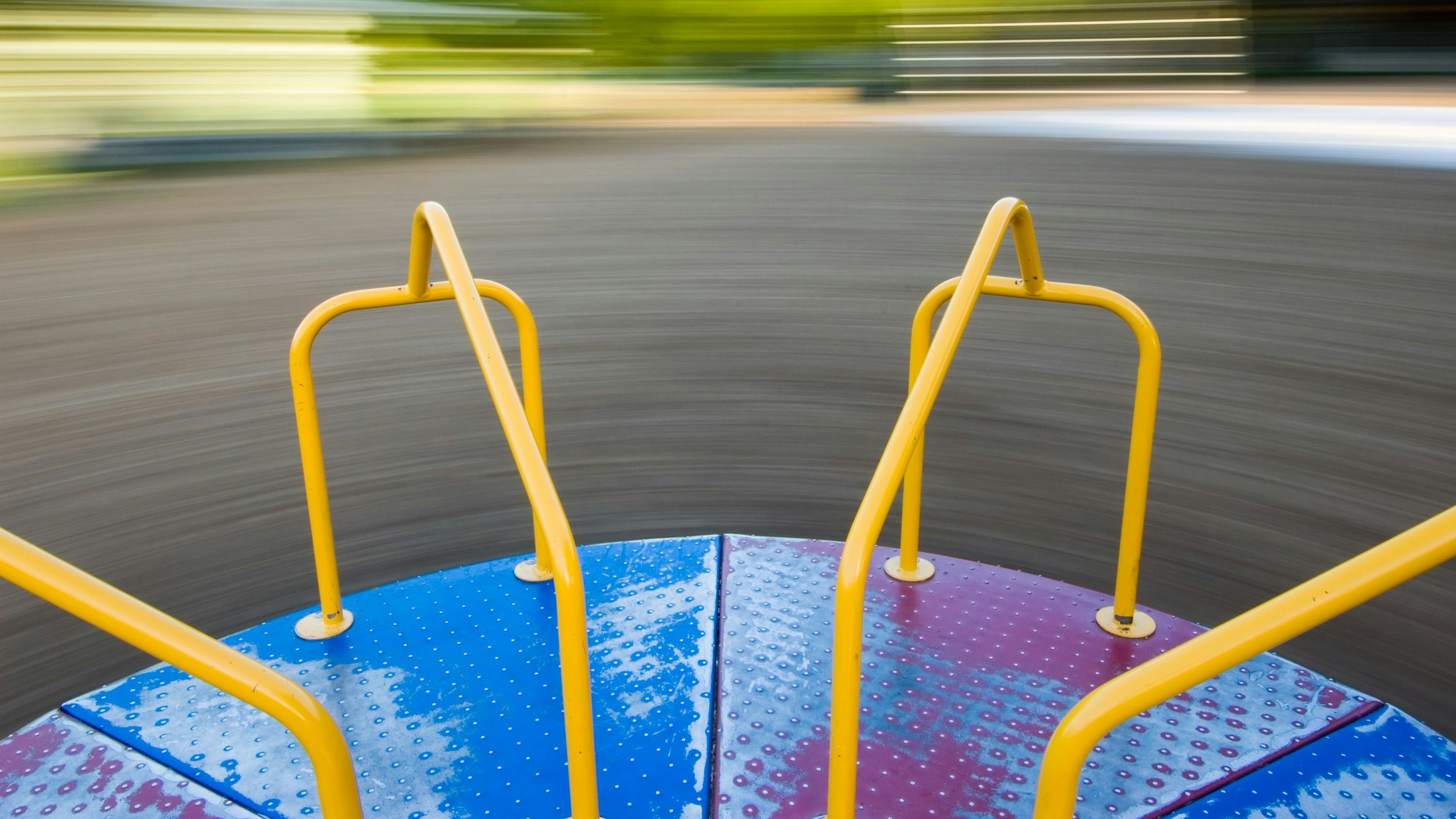 Beim Spielen war der 13-Jährige mit seinem Arm in die beweglichen Teile eines Karussells geraten und wurde dabei eingeklemmt. 