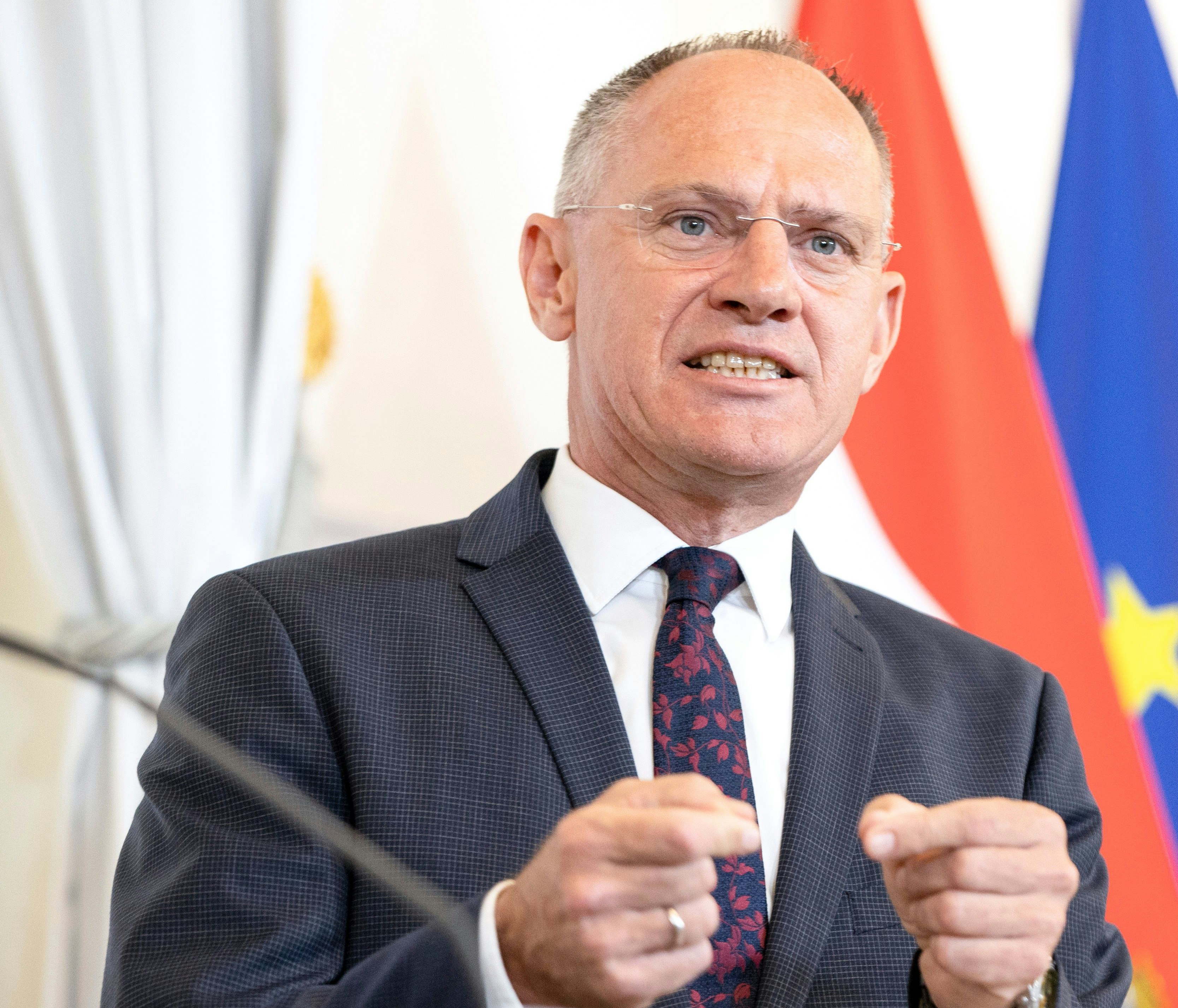 Download von www.picturedesk.com am 01.07.2022 (09:13).  Pressekonferenz im Bundeskanzleramt in Wien: Pressefoyer nach dem Ministerrat. Im Bild: Innenminister Gerhard Karner (ÖVP). Wien, Österreich. 08.06.2022 // Press conference in the Federal Chancellery in Vienna, Austria: Press Foyer after the Council of Ministers. Picture: Minister of the Interior Gerhard Karner (OEVP). Vienna, Austria. June 08th, 2022. - 20220608_PD3738 - Rechteinfo: Rights Managed (RM)