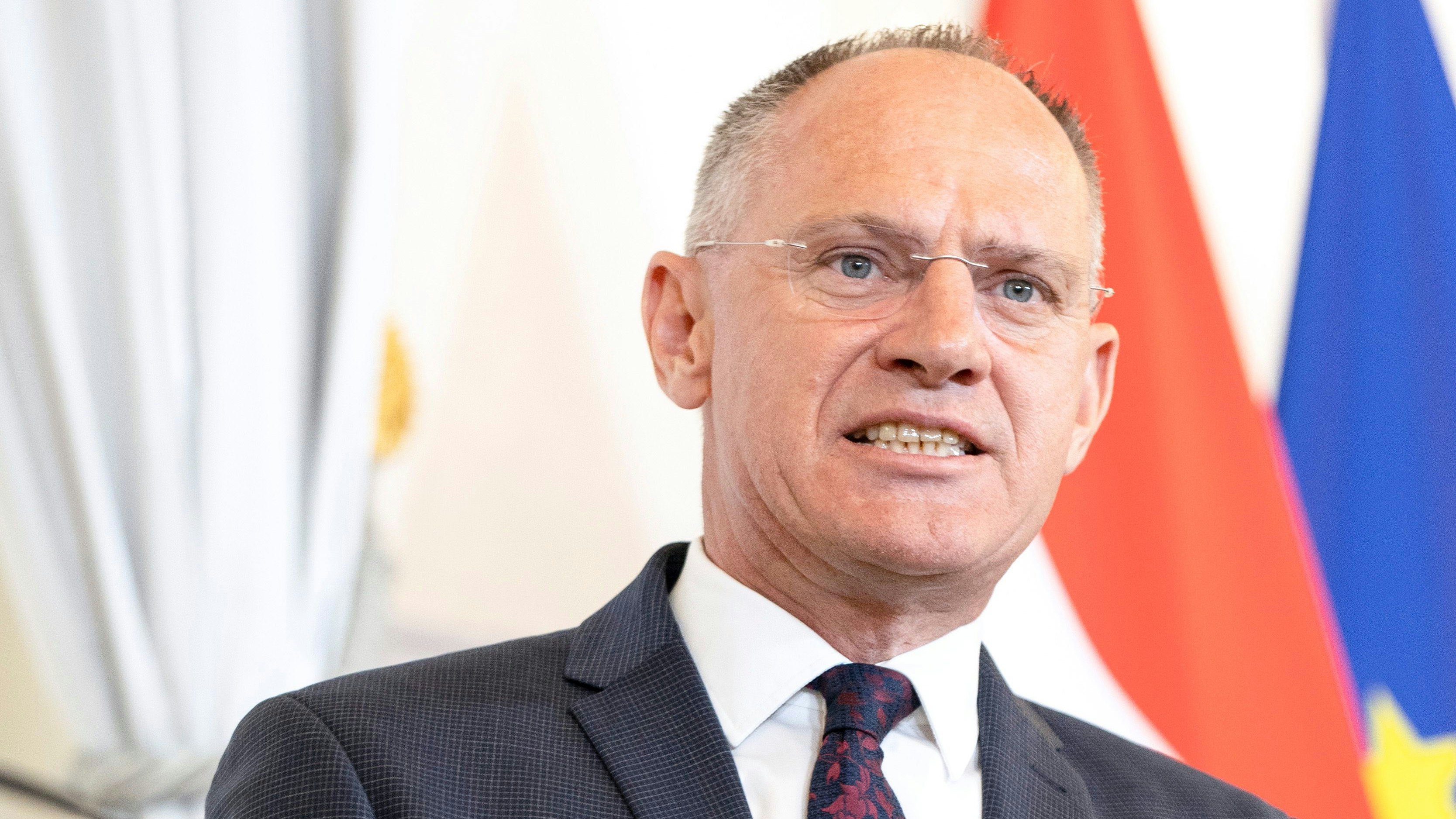 Download von www.picturedesk.com am 01.07.2022 (09:13).  Pressekonferenz im Bundeskanzleramt in Wien: Pressefoyer nach dem Ministerrat. Im Bild: Innenminister Gerhard Karner (ÖVP). Wien, Österreich. 08.06.2022 // Press conference in the Federal Chancellery in Vienna, Austria: Press Foyer after the Council of Ministers. Picture: Minister of the Interior Gerhard Karner (OEVP). Vienna, Austria. June 08th, 2022. - 20220608_PD3738 - Rechteinfo: Rights Managed (RM)