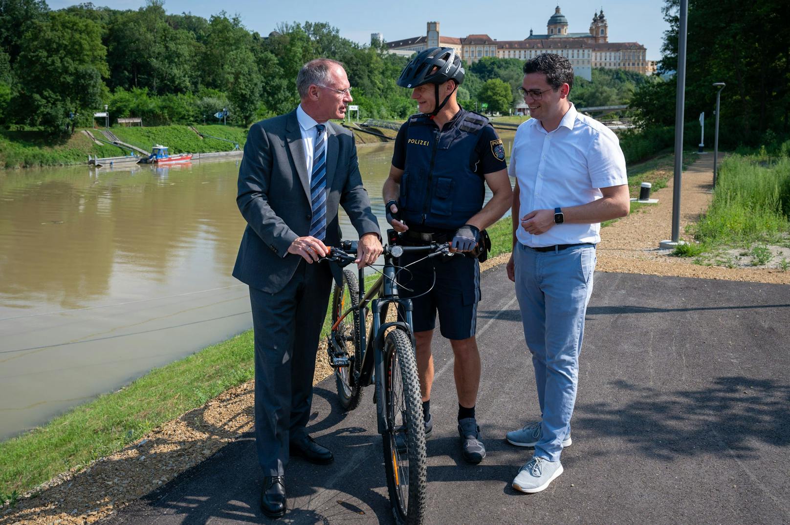 Innenminister Gerhard Karner bei der Übergabe der Räder in Melk.