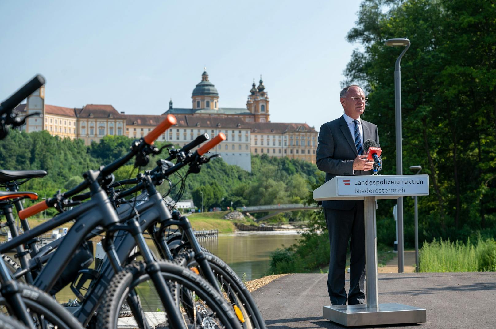 Innenminister Gerhard Karner bei der Übergabe der Räder in Melk.