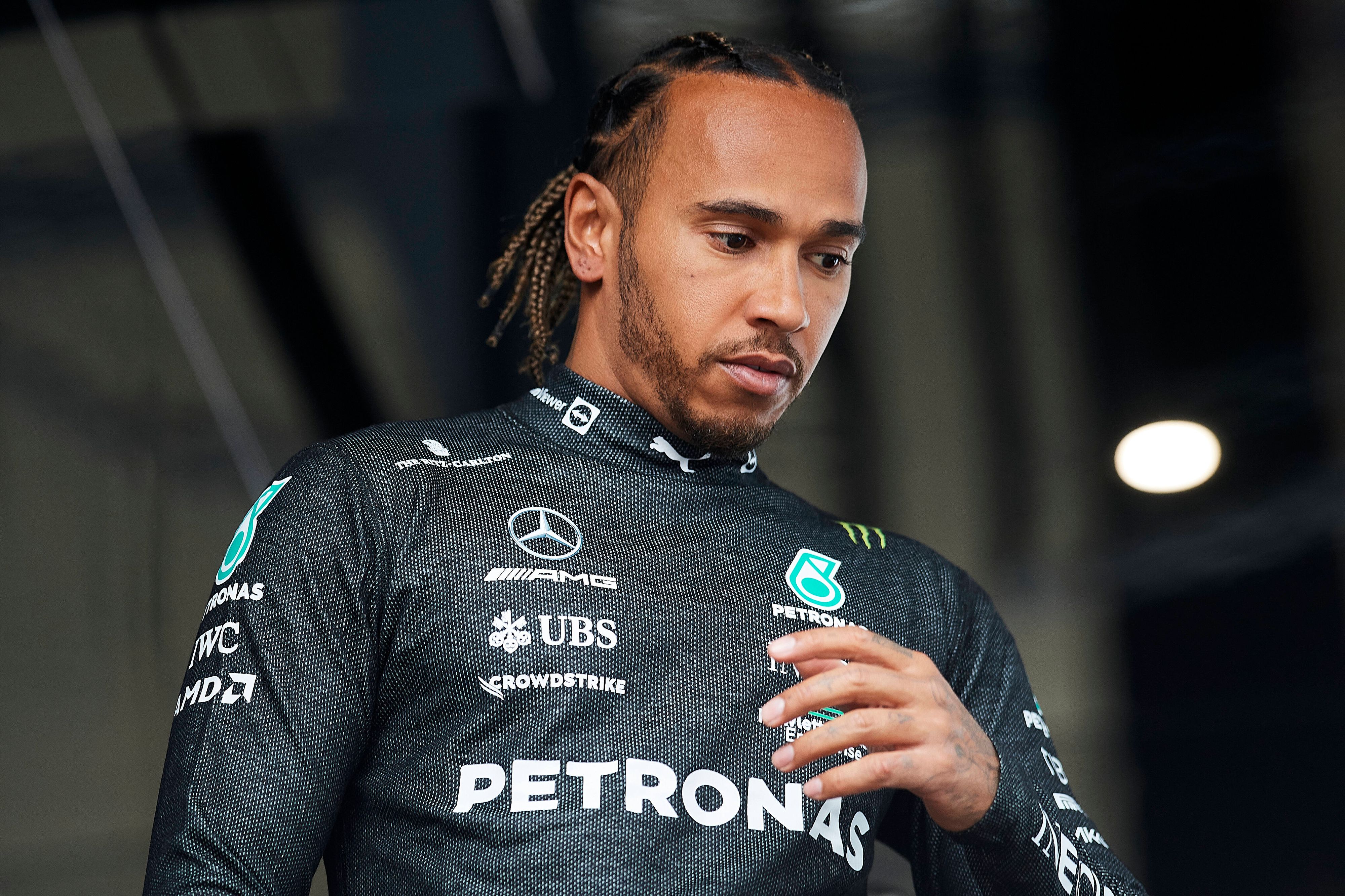 Lewis Hamilton hat sein Piercing abgenommen. 