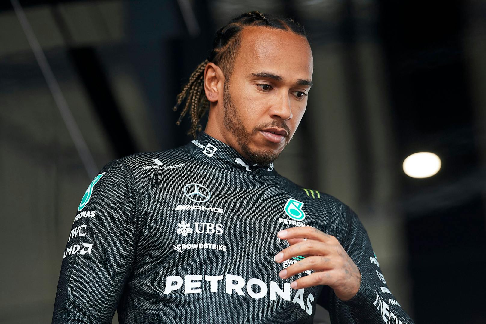 Lewis Hamilton hat sein Piercing abgenommen. 