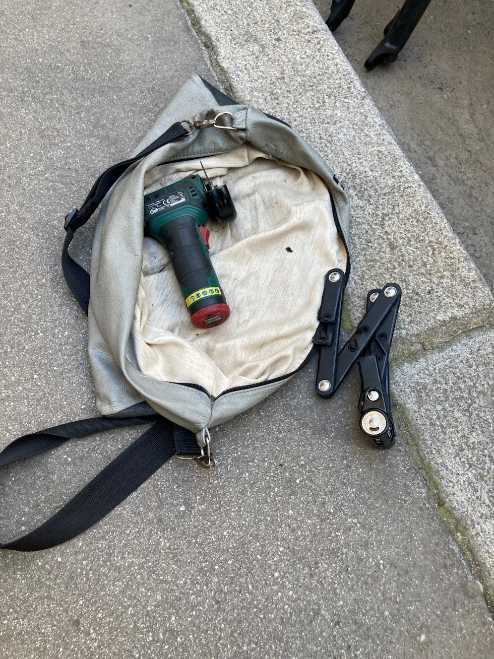 Dieses Werkzeug und ein aufgeschnittenes Fahrradschloss wurden bei dem Tatverdächtigen sichergestellt.
