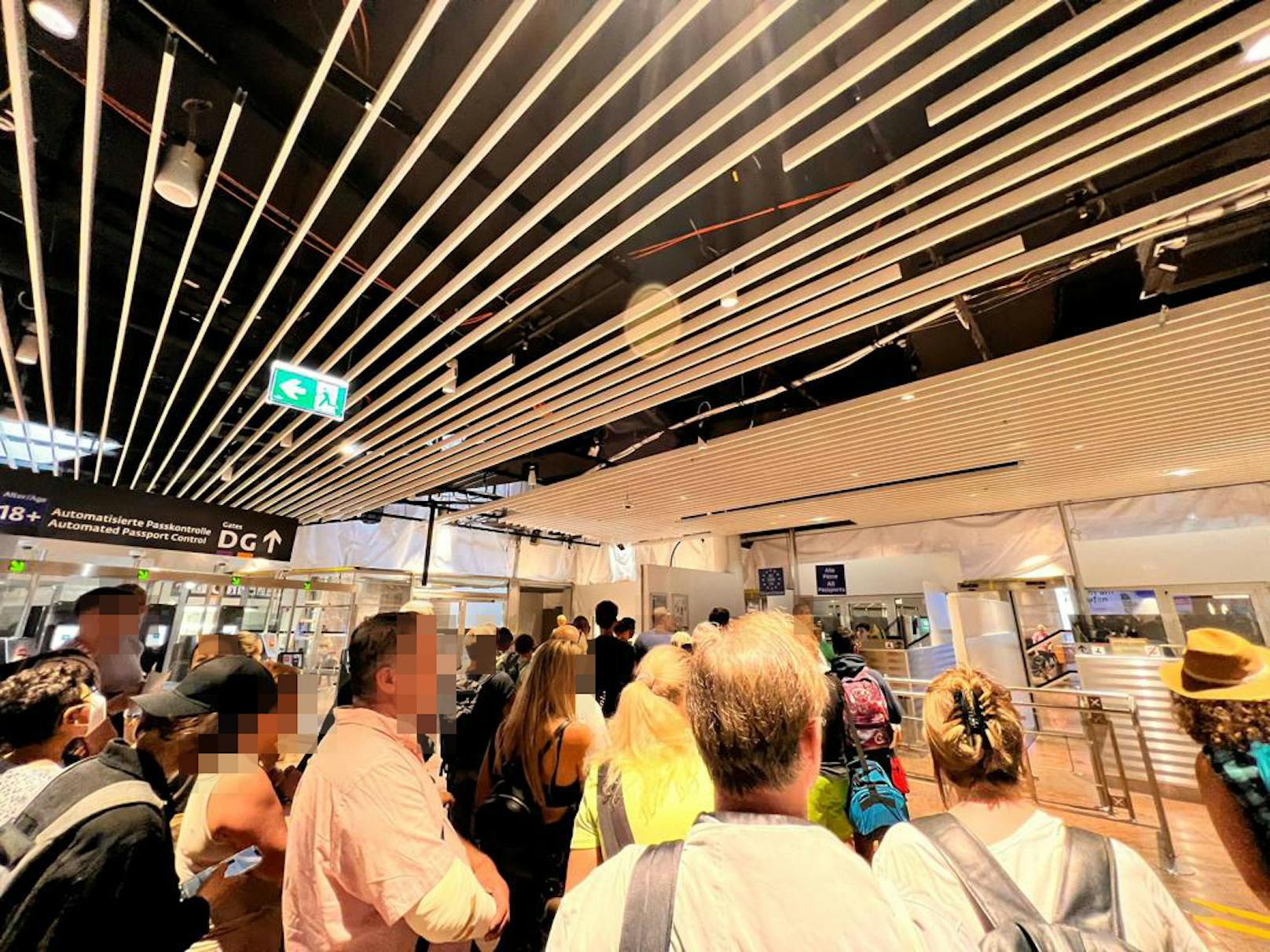 Chaos bei der Passkontrolle führte am 1. Juni am Flughafen Wien-Schwechat zu langen Wartezeiten und Frust unter den Urlaubern.