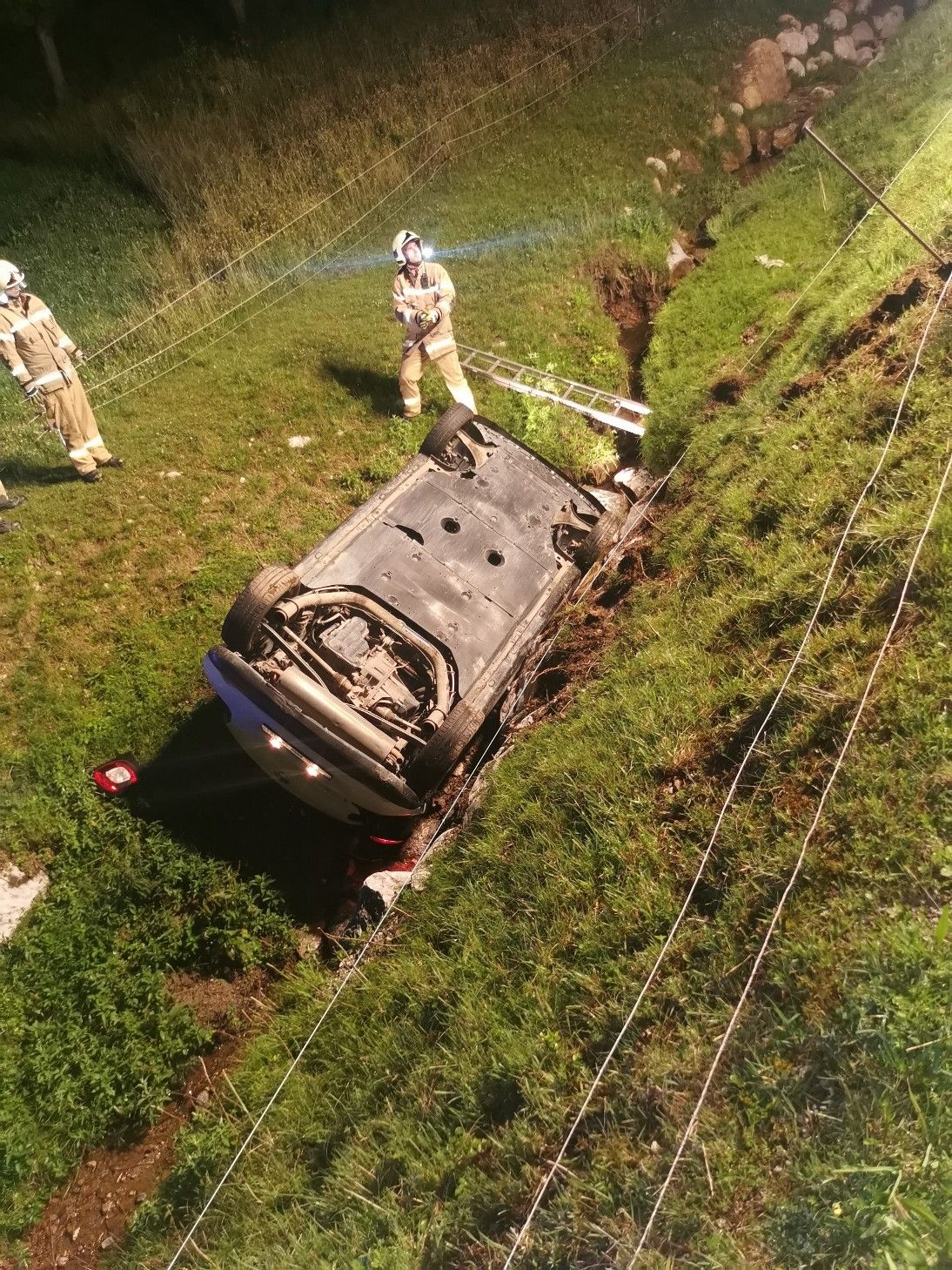 Das Auto blieb nach dem Unfall im Bach liegen.