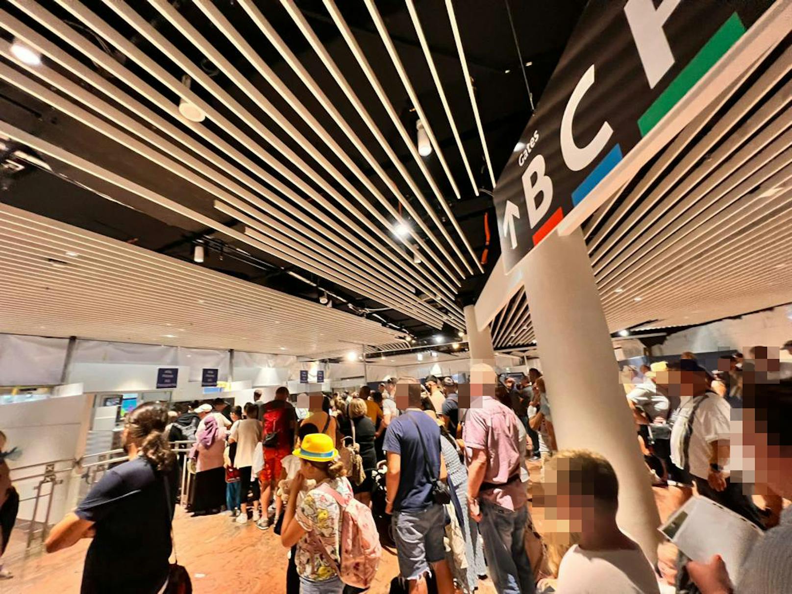 Chaos bei der Passkontrolle führte am 1. Juni am Flughafen Wien-Schwechat zu langen Wartezeiten und Frust unter den Urlaubern.