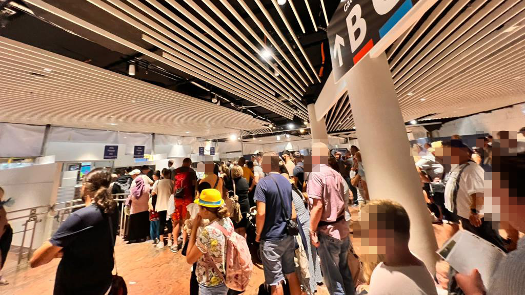 Chaos bei der Passkontrolle führte am 1. Juni am Flughafen Wien-Schwechat zu langen Wartezeiten und Frust unter den Urlaubern.