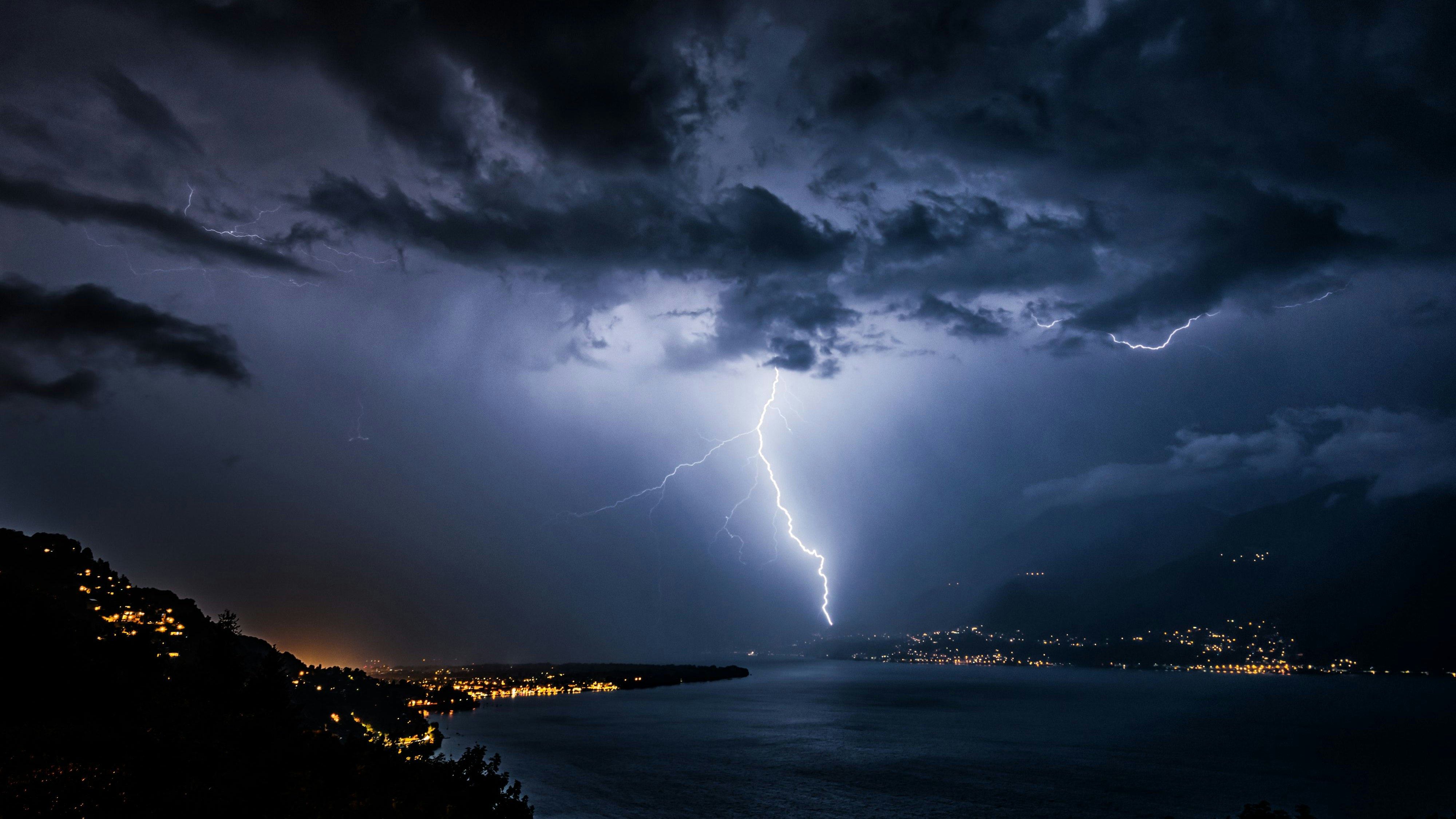 Schwere Gewitter über einem See in den Alpen. Archivbild.