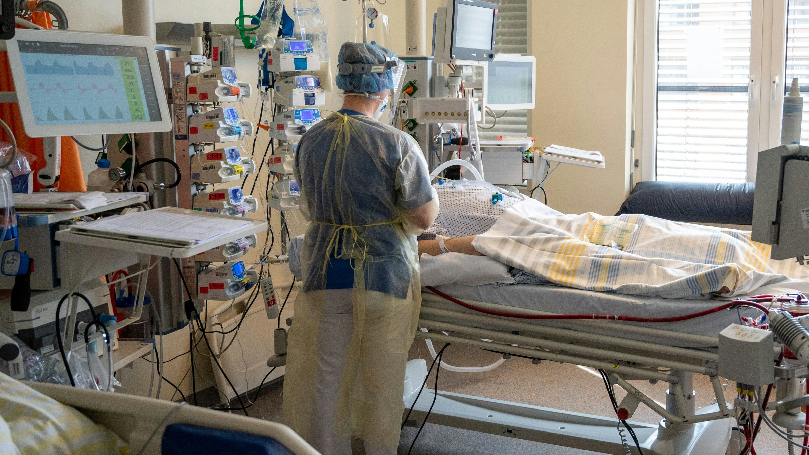 Aufgrund der massiv ansteigenden Corona-Neuinfektionen wird auch die Situation in den Spitälern wieder angespannter.