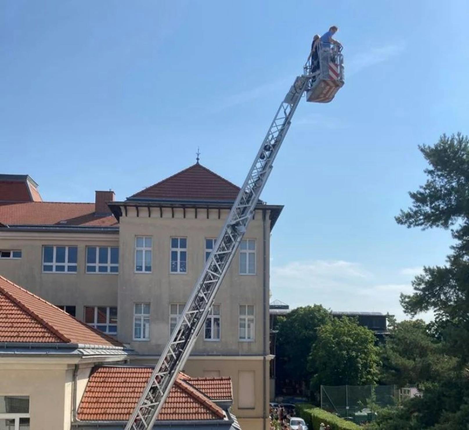 Die Feuerwehr kam mit der Drehleiter ...