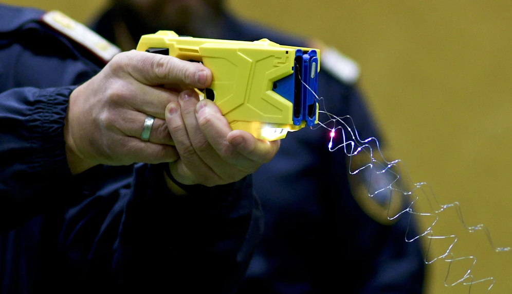 Da Pfefferspray keine Wirkung zeigte, wurde ein Taser gegen den Einbrecher eingesetzt.