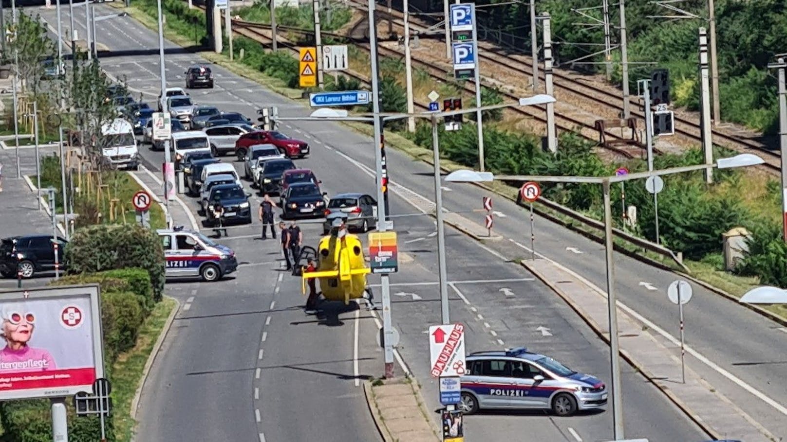 In Wien-Brigittenau landete am Samstagvormittag ein Hubschrauber.
