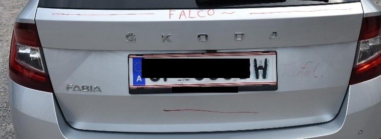 Auch an der Nummertafel wurde mit Farbe herumgekritzelt.