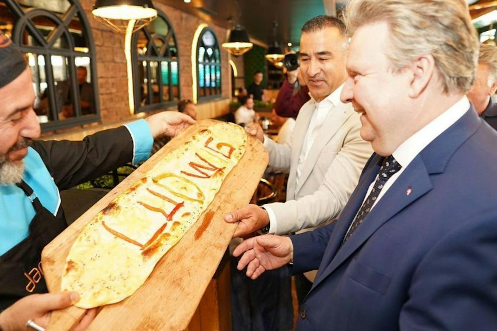 Die Freude stand dem Bürgermeister ins Gesicht geschrieben.