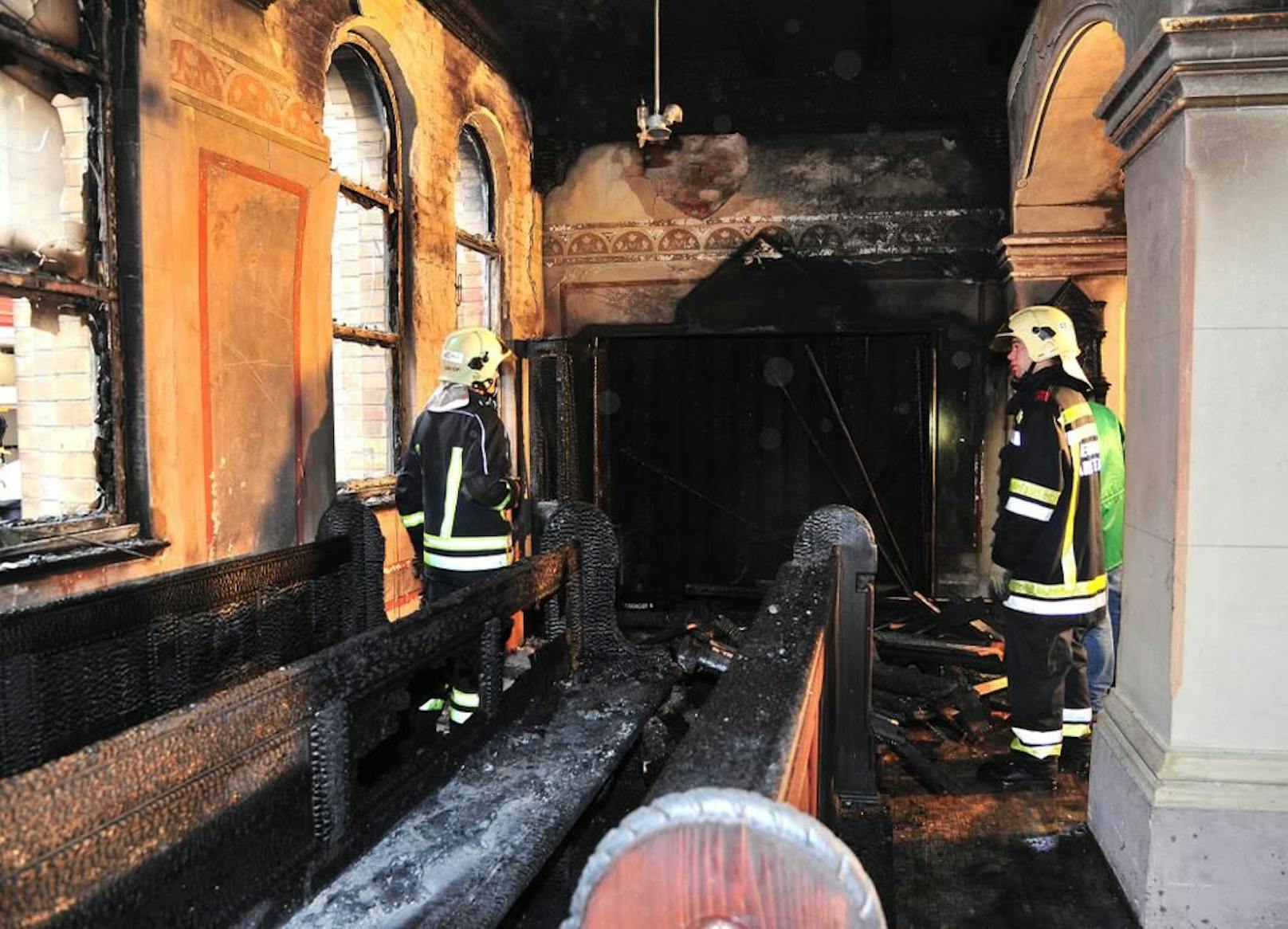 Russ und verkohlte Bänke in der Klosterkirche