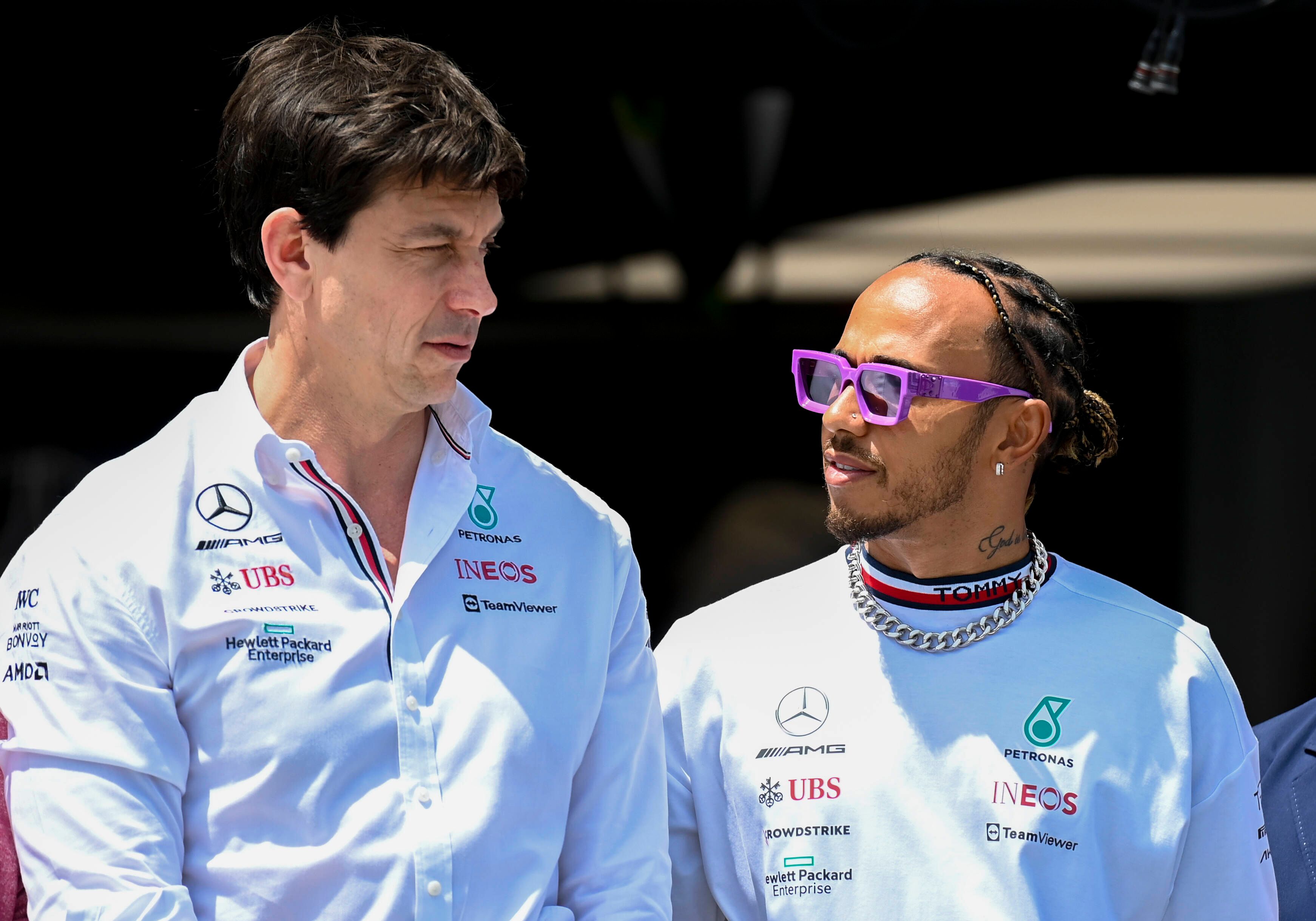 Toto Wolff verteidigt Lewis Hamilton gegen rassistische Angriffe. 