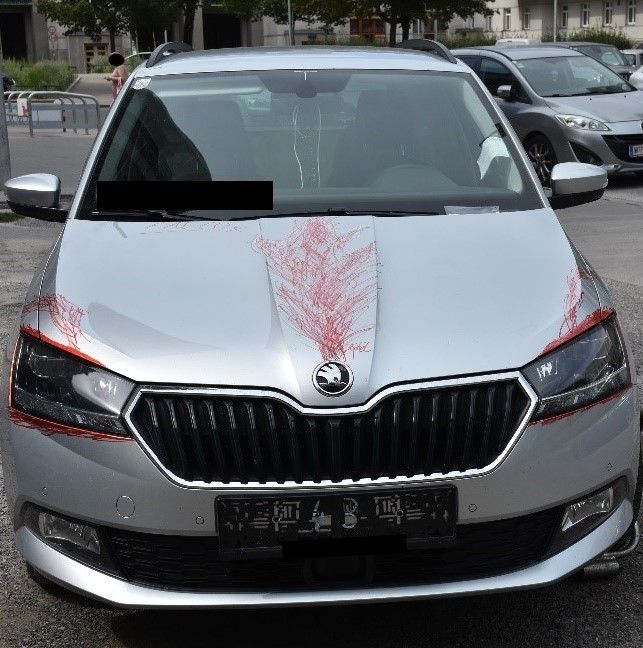 Mit auffälligen Bemalungen wurde offenbar versucht, eine Wiedererkennung des Wagens zu vermeiden.