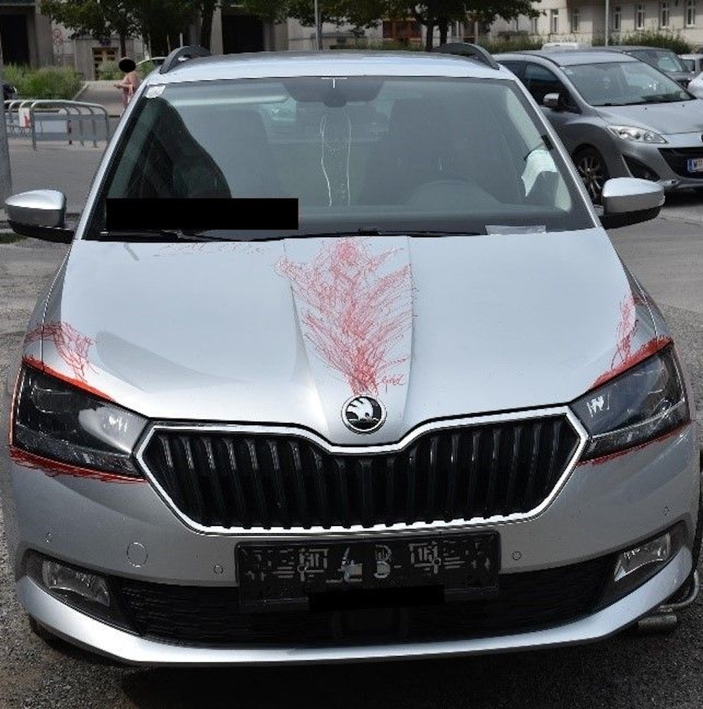 Mit auffälligen Bemalungen wurde offenbar versucht, eine Wiedererkennung des Wagens zu vermeiden.