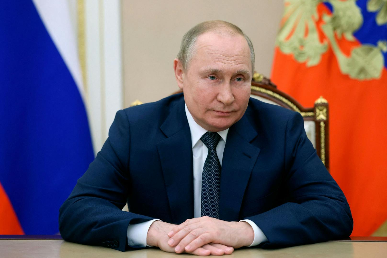Immer wieder gibt es Gerüchte über schwere Erkrankungen von Wladimir Putin. Nun heißt es, dass ihm nicht mehr viel Zeit bleiben würde.