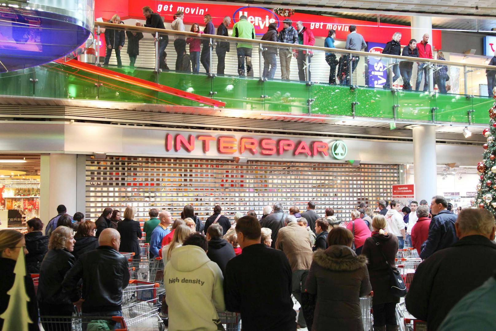 Ohne eine neue Standortverordnung kann Spar keine neuen Filialen eröffnen. Im Bild eine Warteschlange vorm Interspar im Europark am 8. Dezember 2010.