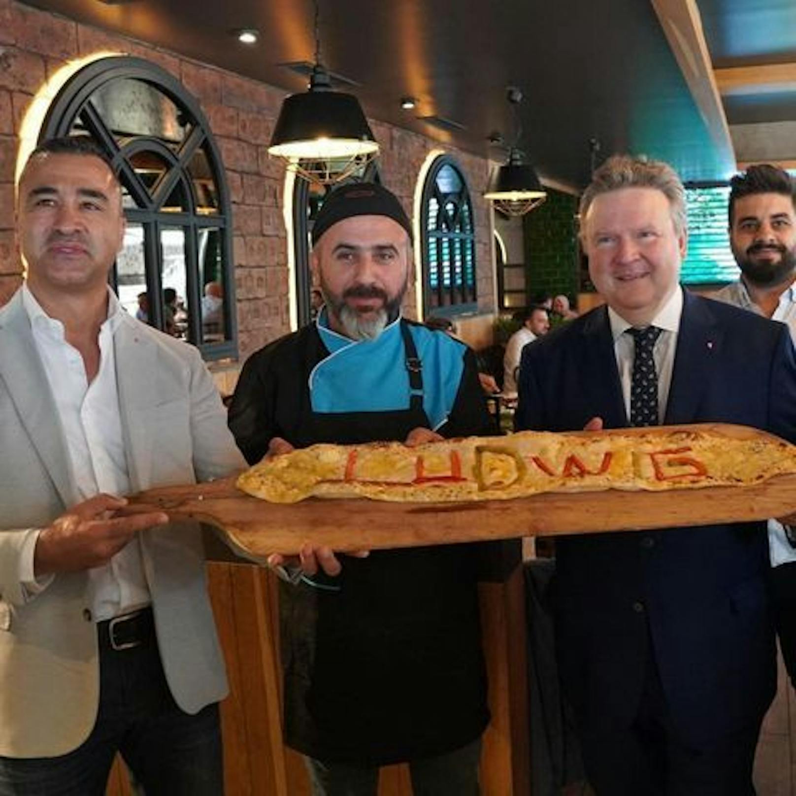 In den Gastro-Lokalen wurde er herzlichst empfangen – "Ludwig-Pide" inklusive.