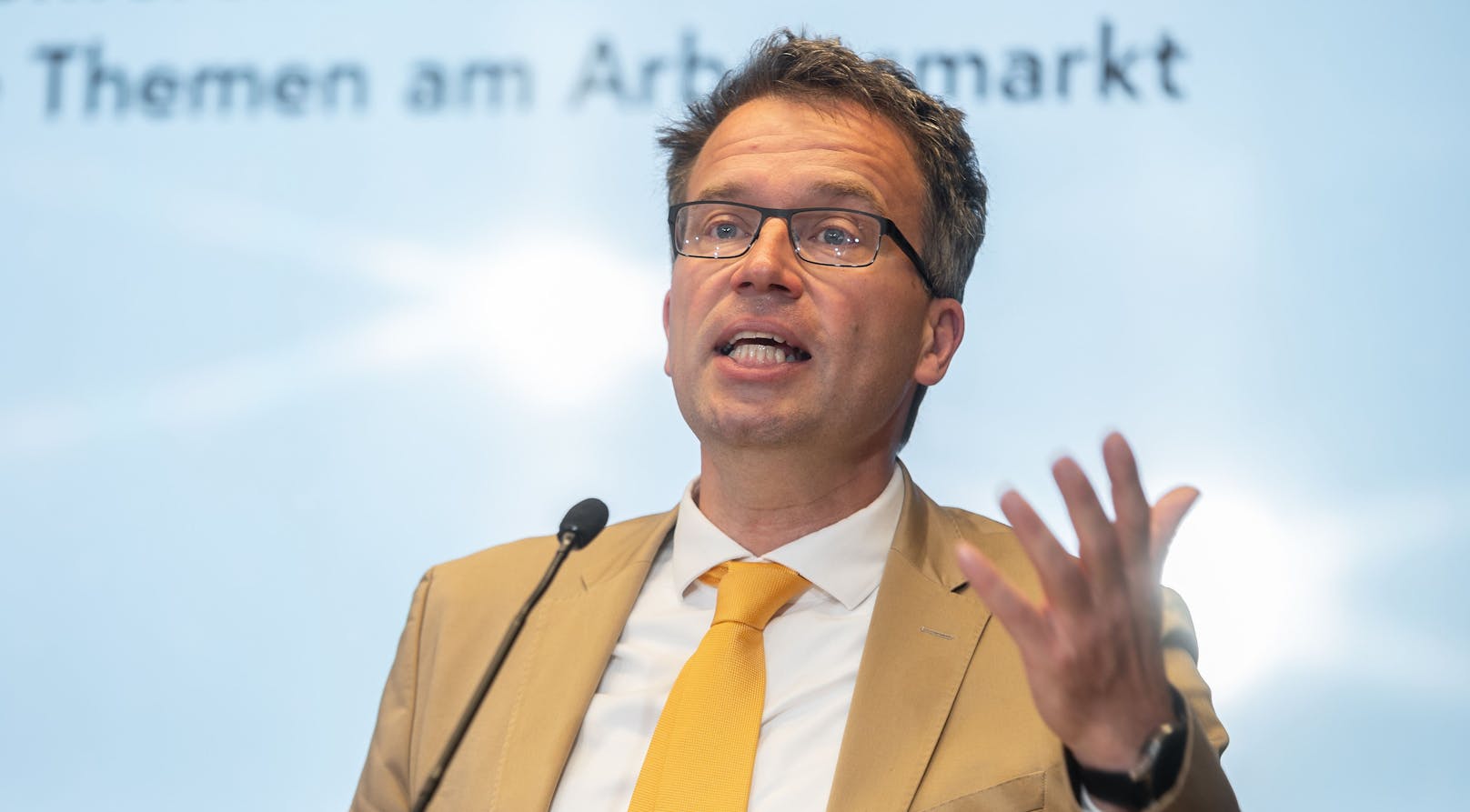 AMS-Vorstand Johannes Kopf hilft dem FPÖ-Landesrat Gottfried Waldhäusl mit Sachinformation aus.