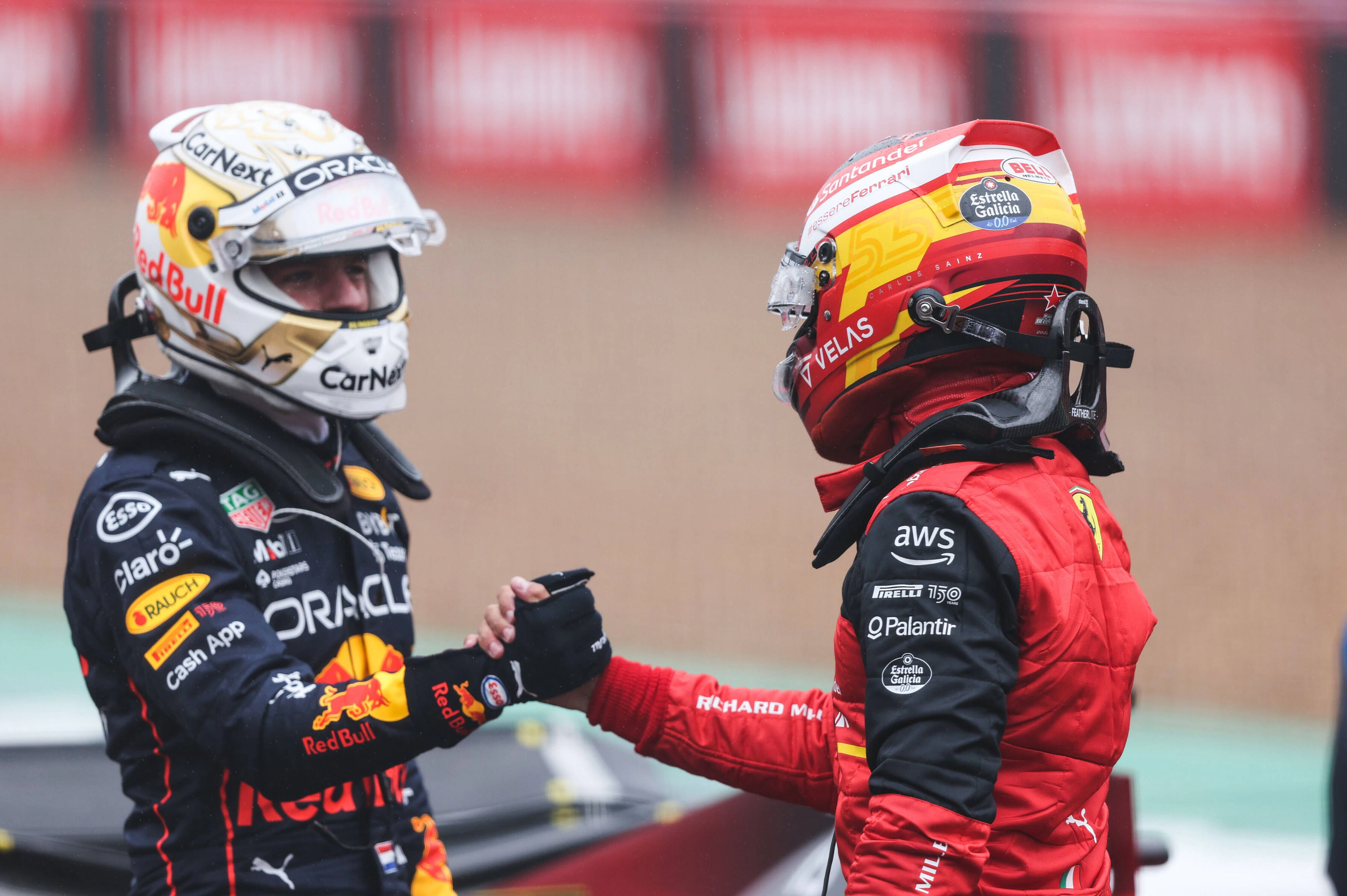 Red-Bull-Pilot Max Verstappen gratulierte Pole-Setter Carlos Sainz. 