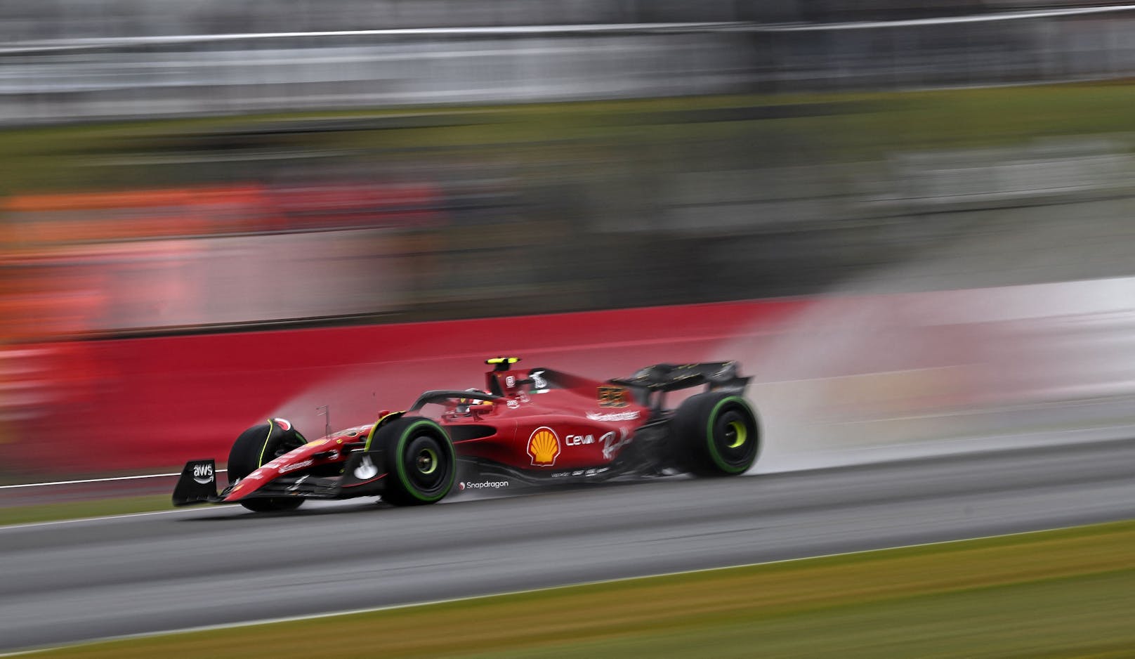 Carlos Sainz rast sensationell zur Pole Position. 