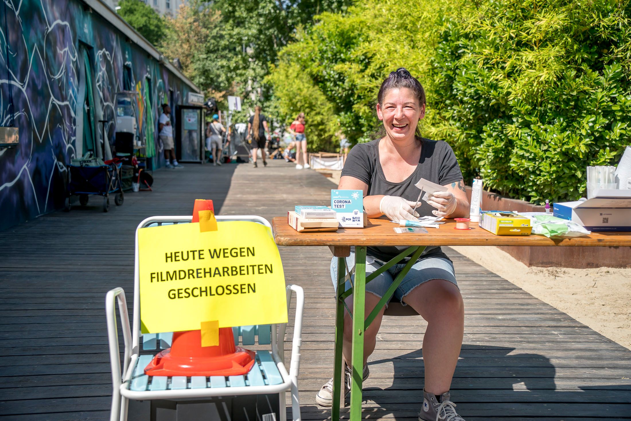 Set-Nurse Sandra Chupik am Set von "Walking on Sunshine"