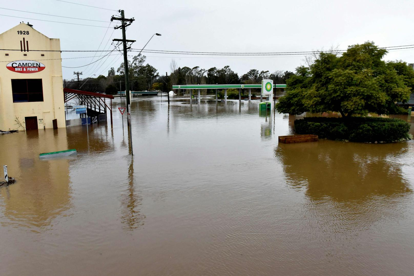 Eine Gesamtansicht zeigt die überfluteten Straßen in Sydney. Viele Bewohner haben ihr Heim verloren.