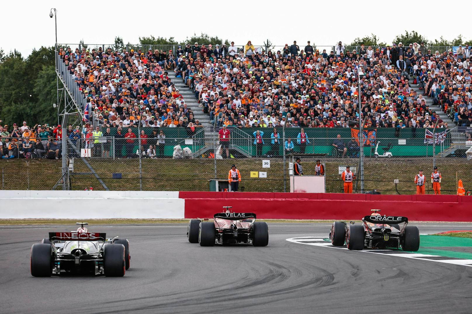 Hamilton, Leclerc, Perez – Dreikampf um das Silverstone-Podium.