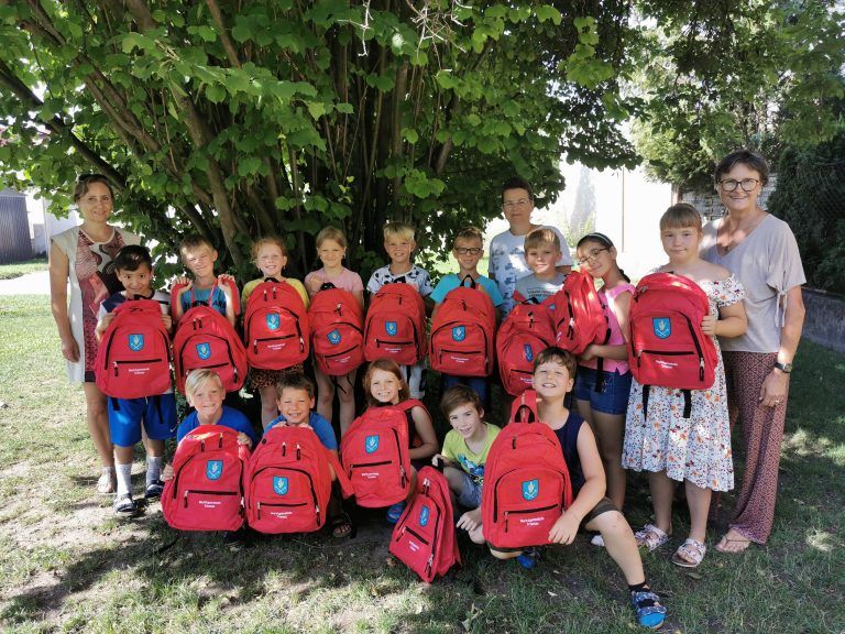 Die Schüler der ersten Klassen in Trumau freuen sich über einen gefüllten Schulrucksack.