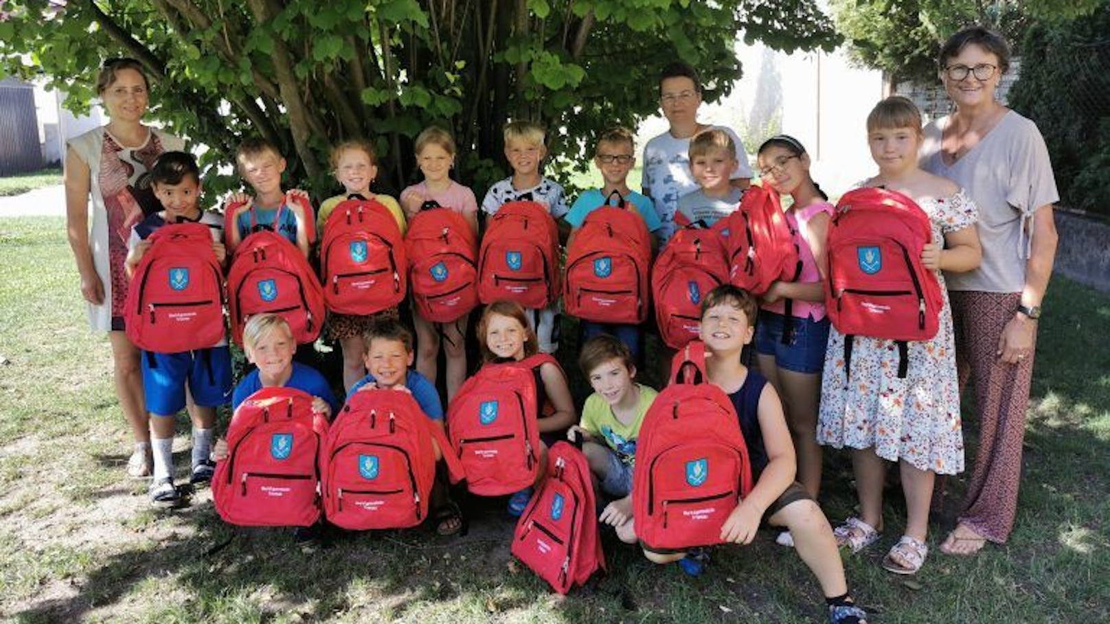 Die Schüler der ersten Klassen in Trumau freuen sich über einen gefüllten Schulrucksack.