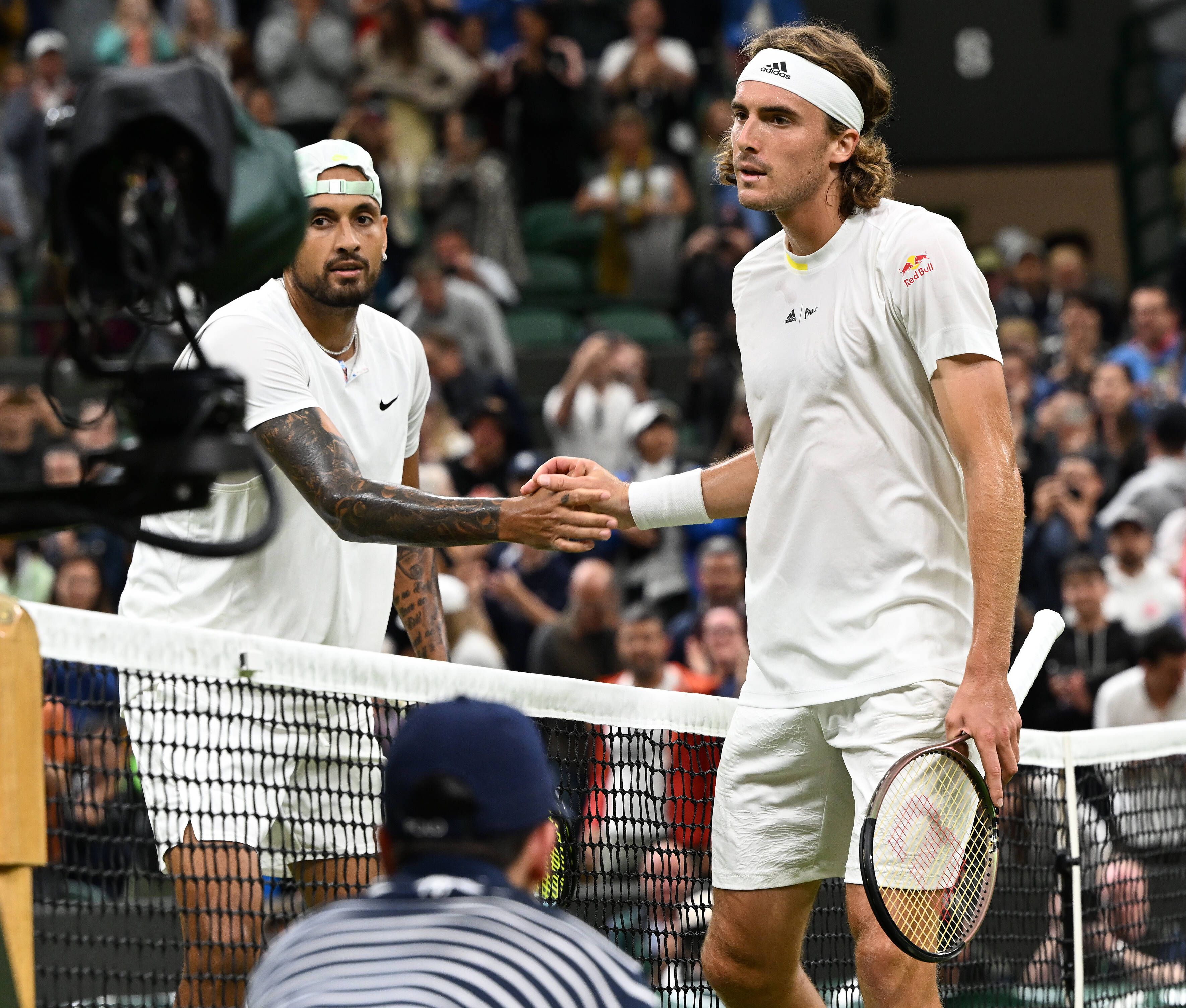 Ein Handshake mit Distanz: Kyrgios (l.) und Tsitsipas