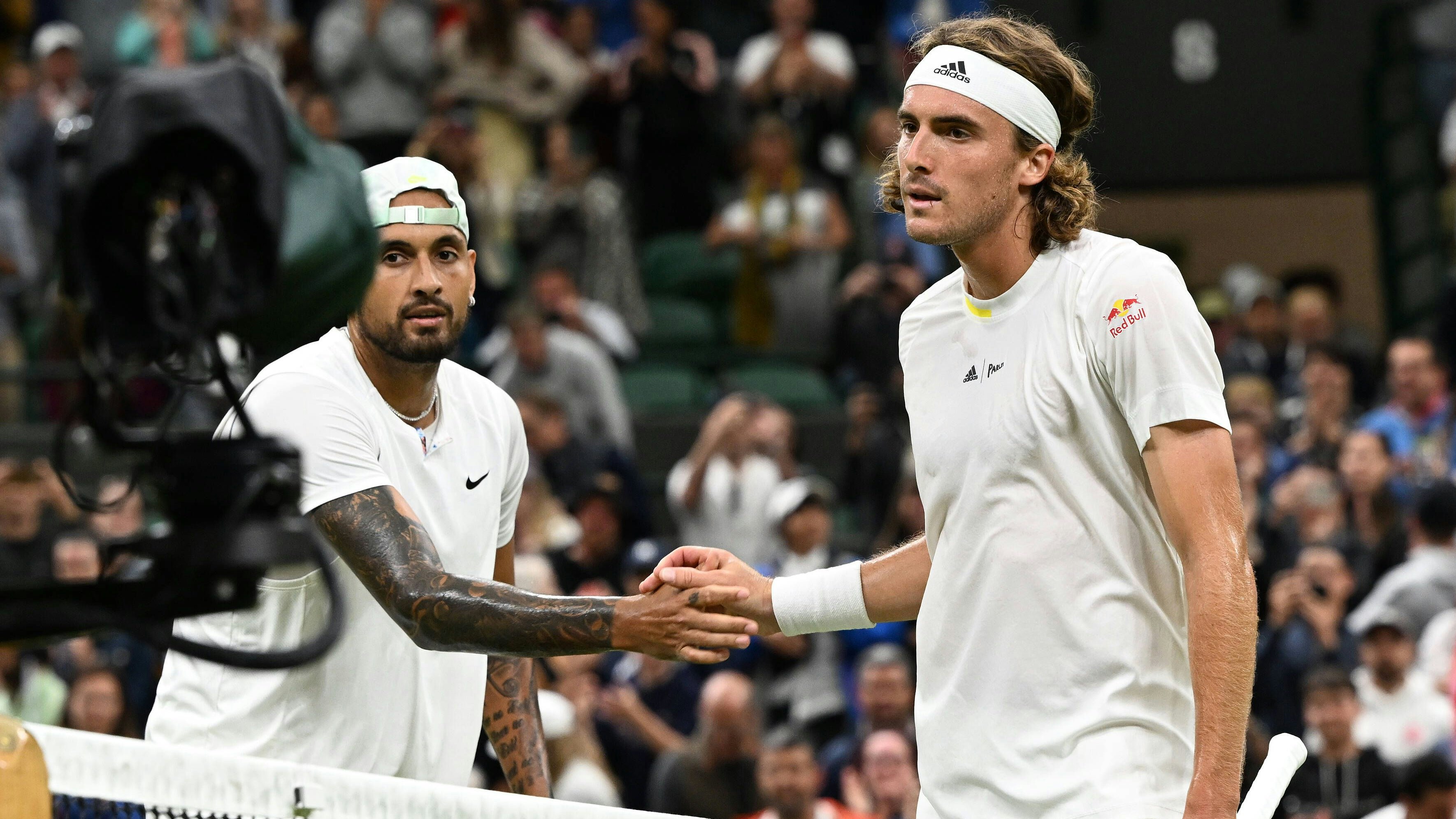 Ein Handshake mit Distanz: Kyrgios (l.) und Tsitsipas