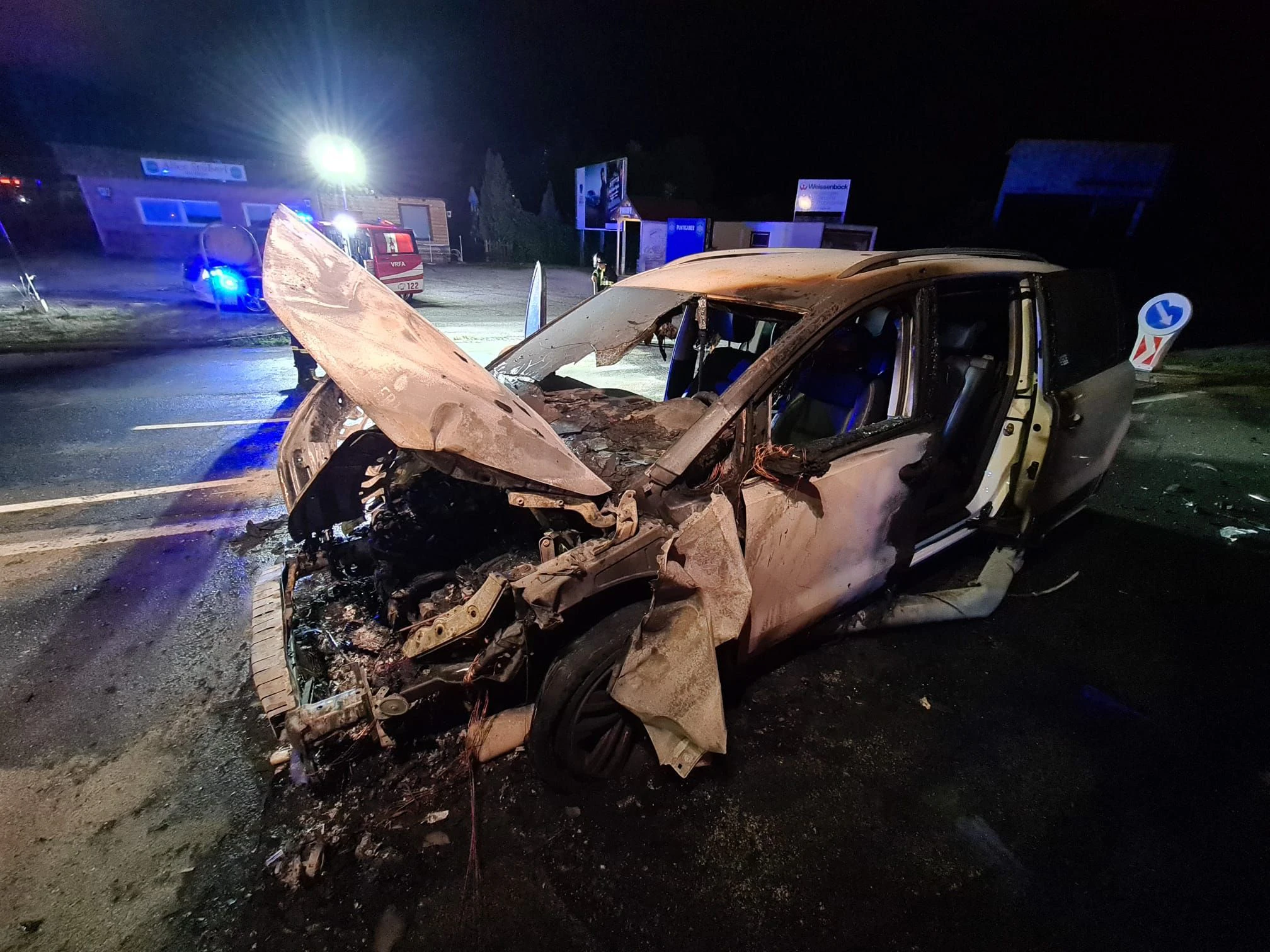 Der Pkw fing nach dem Crash Feuer.