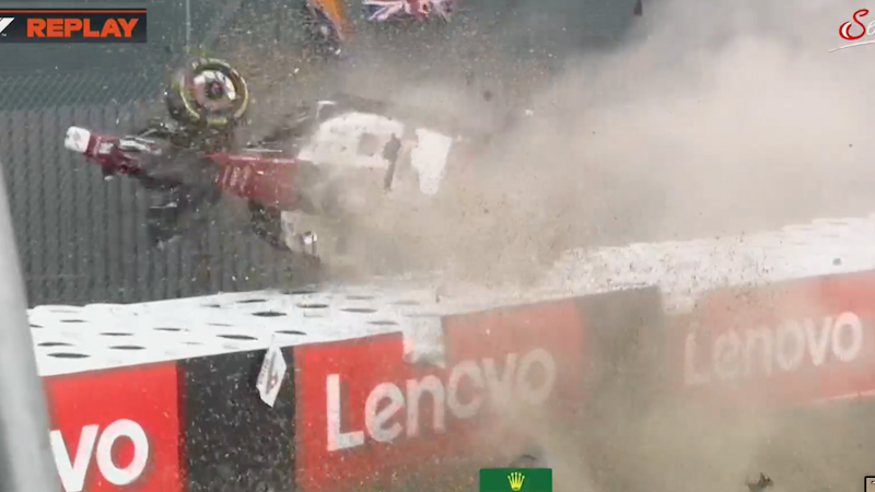 Horror-Crash in Silverstone. Zhou Guanyu wird über die Barriere geschleudert.