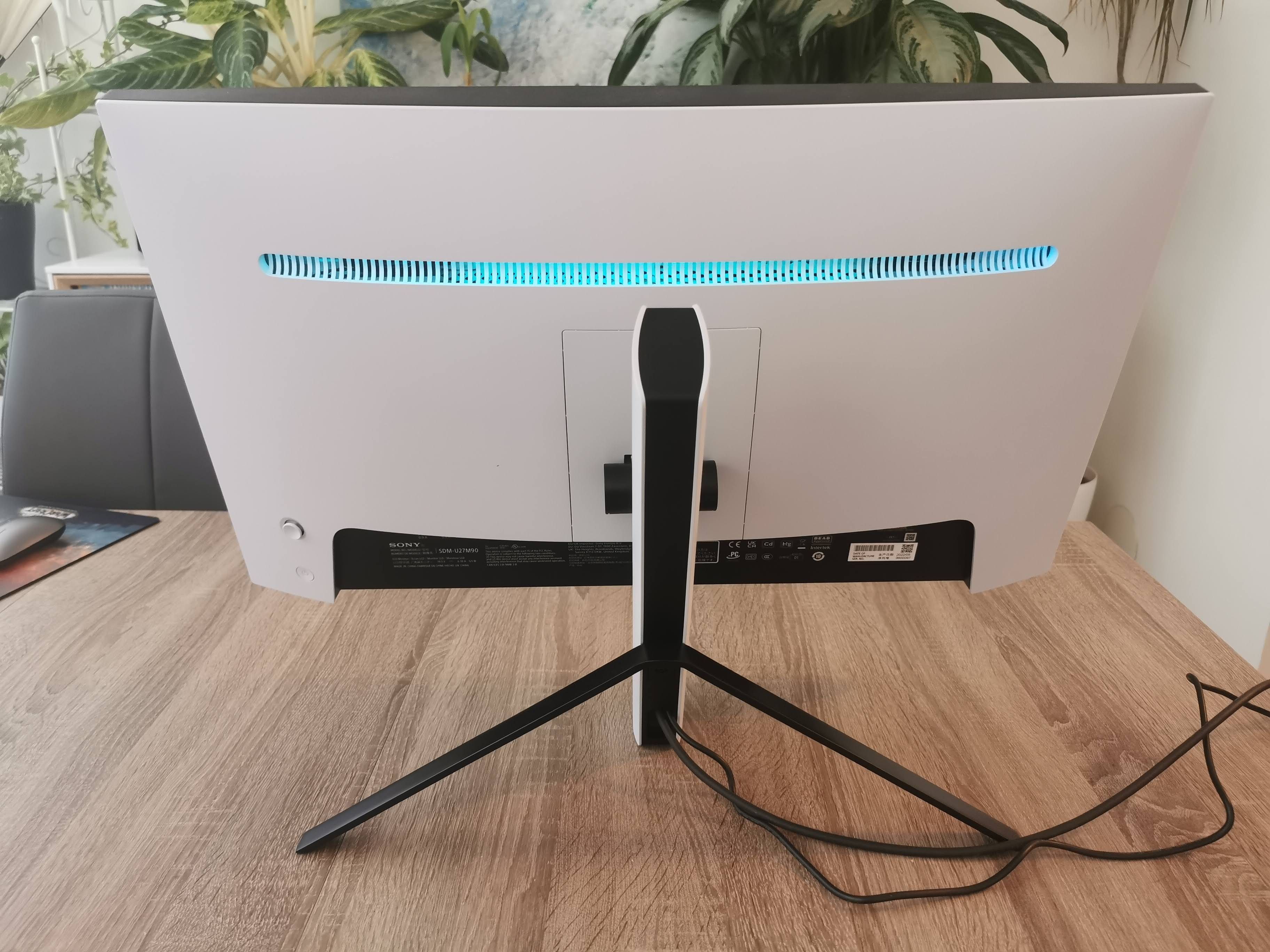 Sony Inzone M9 im Test – viele Anschlüsse, ein futuristisches Design und ein schlaues Kabelmanagement sind Pluspunkte.