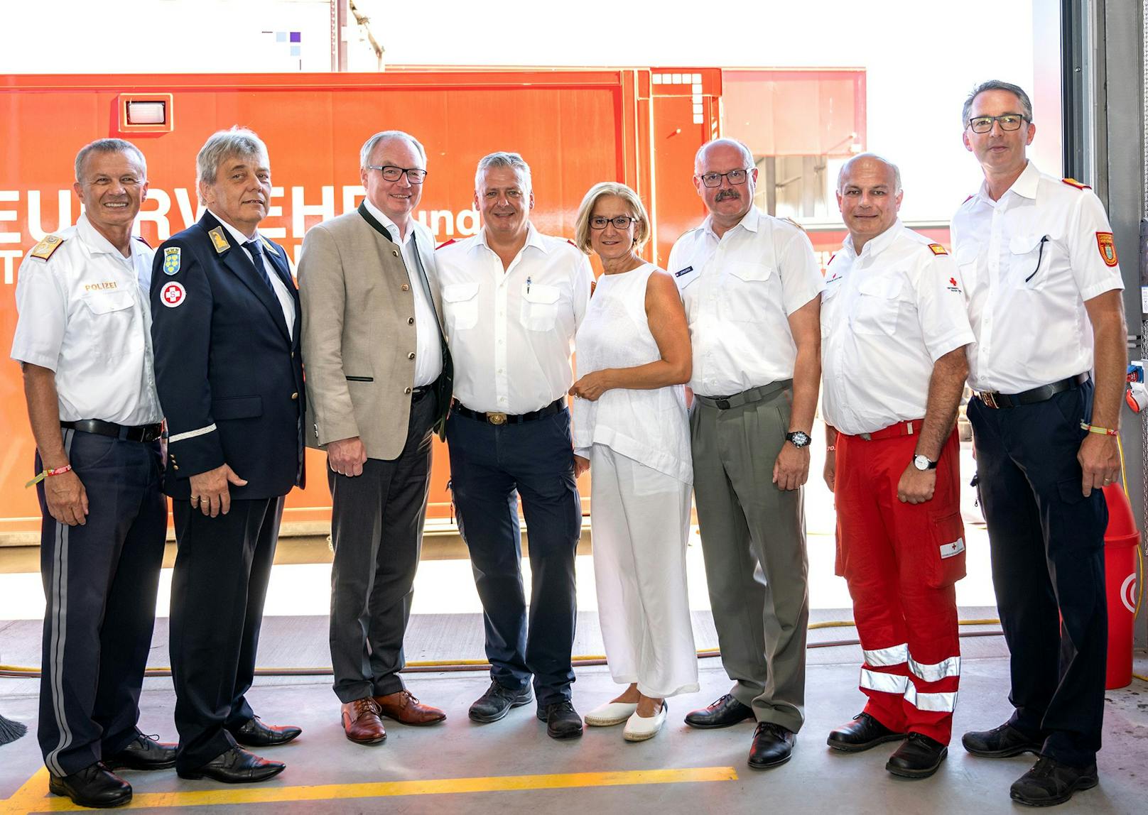 Landespolizeidirektor Franz Popp, Samariterbund-Präsident Hannes Sauer, LH-Stellvertreter Stephan Pernkopf, Landesfeuerwehrkommandant Dietmar Fahrafellner, Landeshauptfrau Johanna Mikl-Leitner, der NÖ Militärkommandant Martin Jawurek, der Landesrettungskommandant-Stv. Johann Kaufmann, Landesfeuerwehrkommandant-Stellvertreter Martin Boyer.